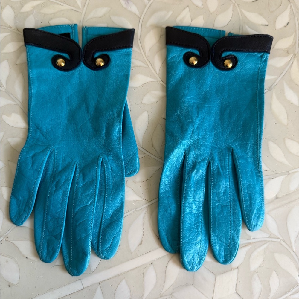 ESCADA CONTRAST TRIM GLOVES 
Turquoise Leather Gloves with Black Trim